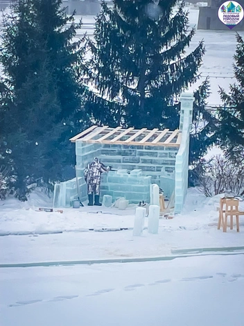 Строят не только горки | Источник: Ледовый городок на Михайловской набережной / Vk.com