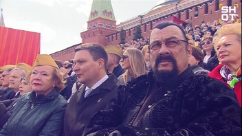 Актер Стивен Сигал на трибунах Красной площади
