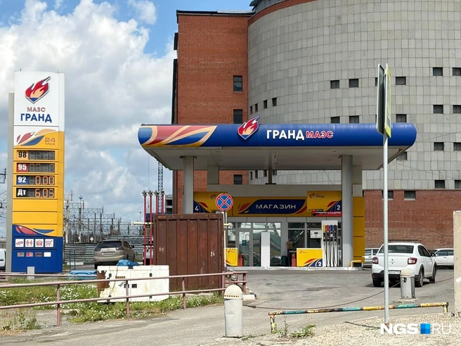 Автомобилисты заезжают на эту АЗС, и едут дальше в поисках бензина | Источник: Настасья Медведева / NGS.RU