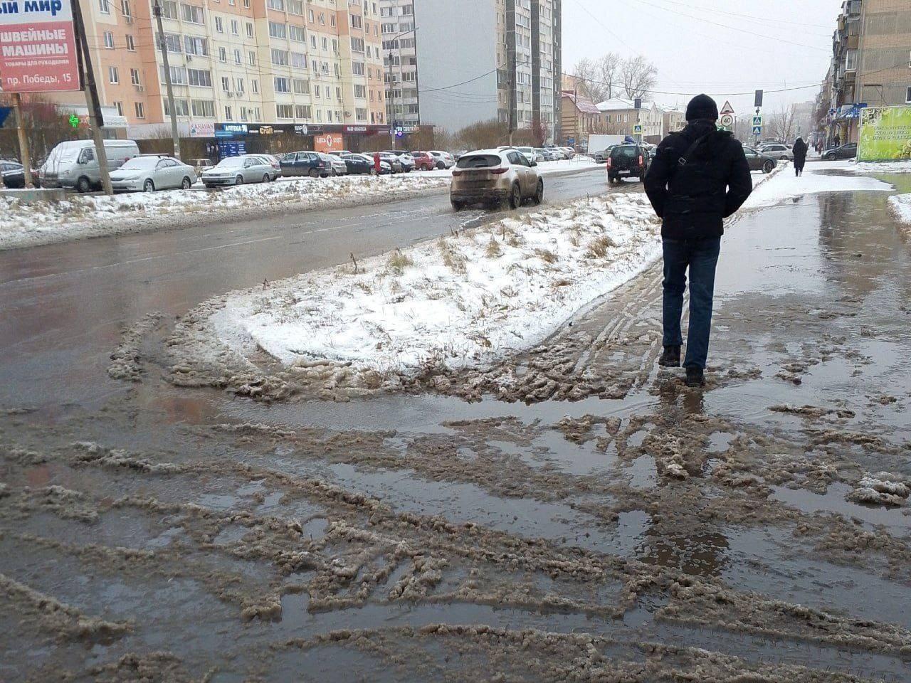 «Пора доставать лодки»: центр Копейска затопило из-за крупной аварии, в домах отключили воду 