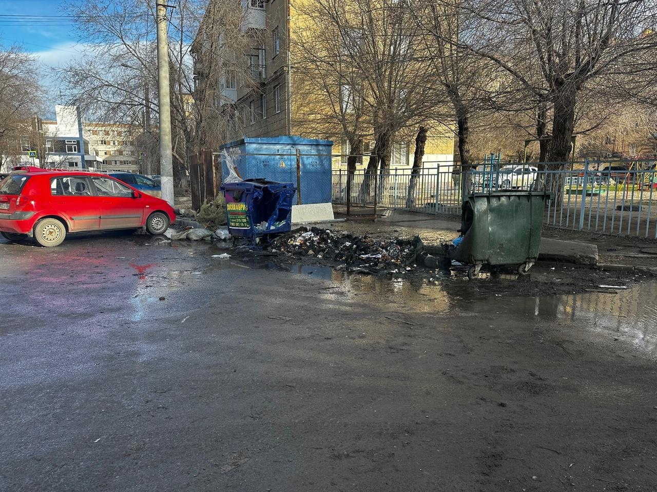 В Волгограде неизвестный поджег мусорные баки, пламя чуть не перекинулось на машины — видео