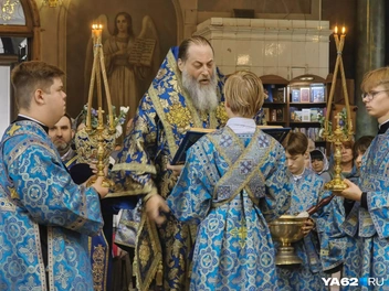 Он первый раз служит молебен на День города в новом чине | Источник: Кристина Мельникова / YA62.RU