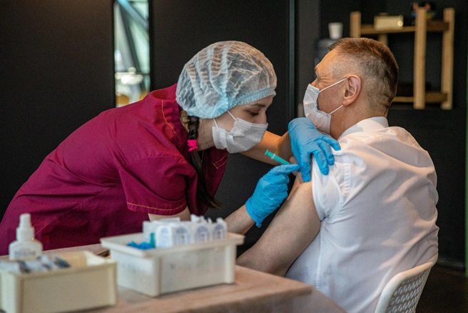 Вакцинацию можно совместить с делами | Источник: Александр Ощепков / NGS.RU