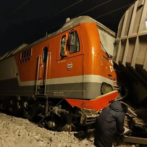 Удар пришёлся на кабину локомотива, однако никто в результате аварии не пострадал | Источник: Центральное МСУТ СК России / Telegram