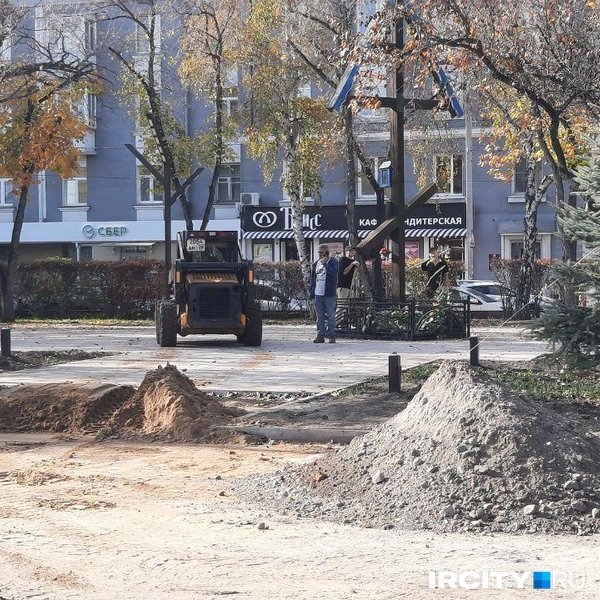 На площадке работает техника | Источник: Виктор Лучкин / «ИрСити»