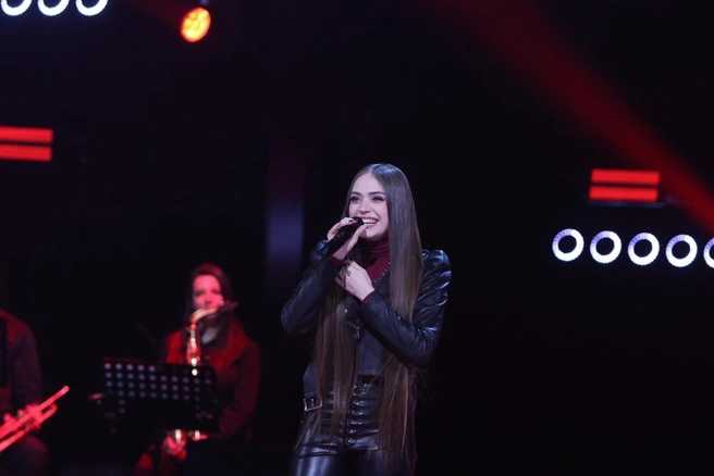 Юлия Гаврилова исполнила песню «Somebody to Love» группы Queen — и покорила всех | Источник: Голос / Vk.com