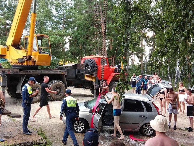 За операцией следили сотрудники ДПС | Источник: читатель 74.RU