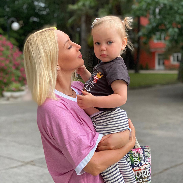 «Племянник целует тетку»: Лера Кудрявцева показала, как ее 2-летний внук относится к ее малышке-дочери