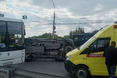 «Человек 10 набежало»: подробности ДТП на Димитровском мосту
