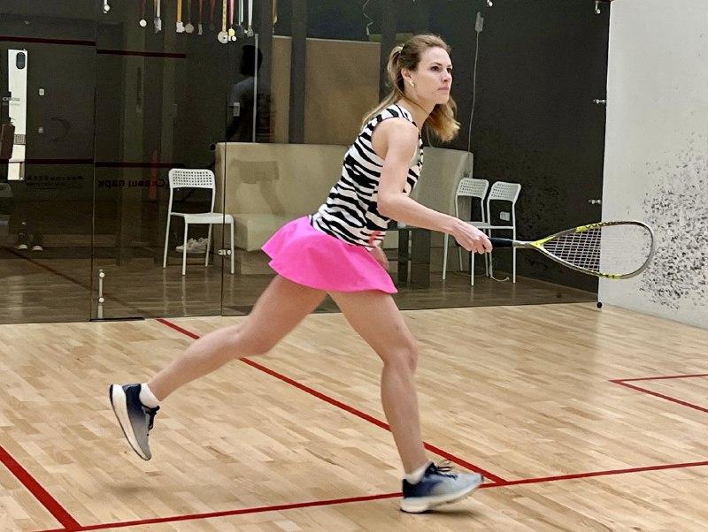 «Даже задумалась о соревнованиях»: что такое модный спорт сквош и где в Перми дают такие тренировки — тест-драйв