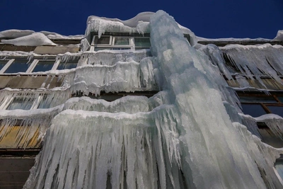 Five-Story Icicle in Nizhny Novgorod Scares Residents for Years