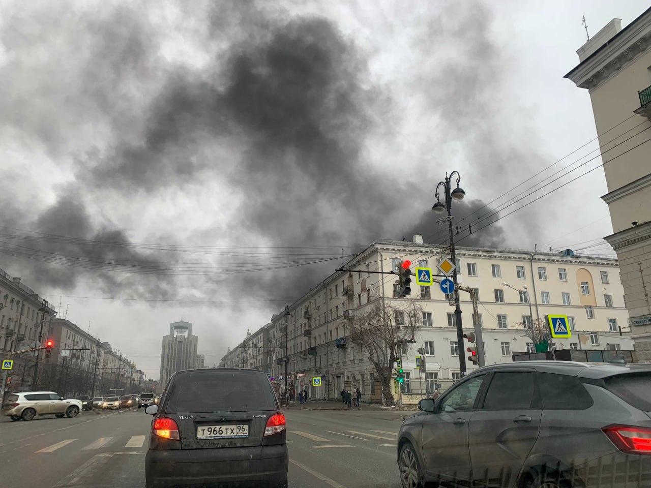 В центре Екатеринбурга крупный пожар. В воздух поднимаются черные клубы дыма