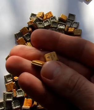 Сколько золота можно добыть из старых советских микросхем своими руками (познавательное видео)