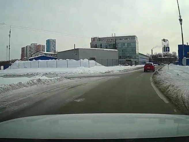 На дороге имелись две полосы: одна была чистой, а другая — заснеженной. | Источник: читатель E1.RU