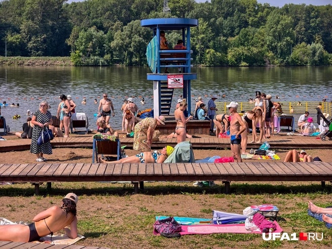 Как стильно спасатели закрылись зонтом | Источник: Булат Салихов / UFA1.RU