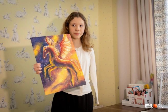 Саша очень любит рисовать | Источник: Владислав Лоншаков / E1.RU 