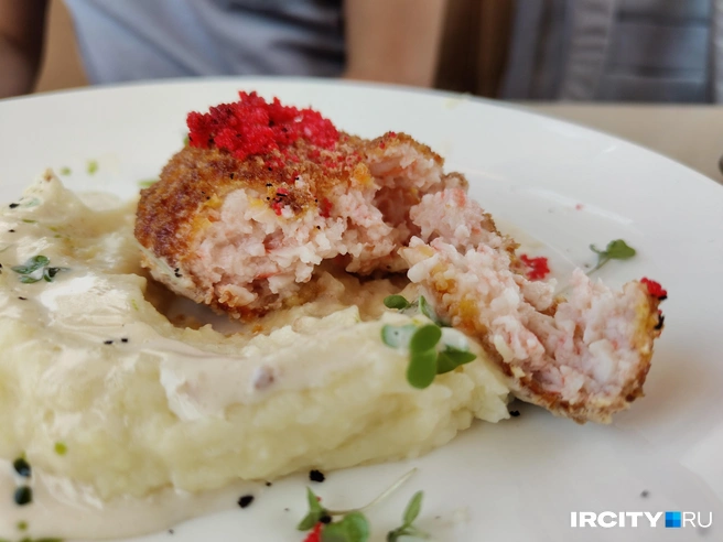 За 300 рублей мы не ожидали увидеть котлету с крабовым мясом | Источник: Ксения Филимонова / «ИрСити»