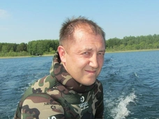 Швырял детей головой об пол и бил ногами. Что известно об омском отце-изверге из дикого видео