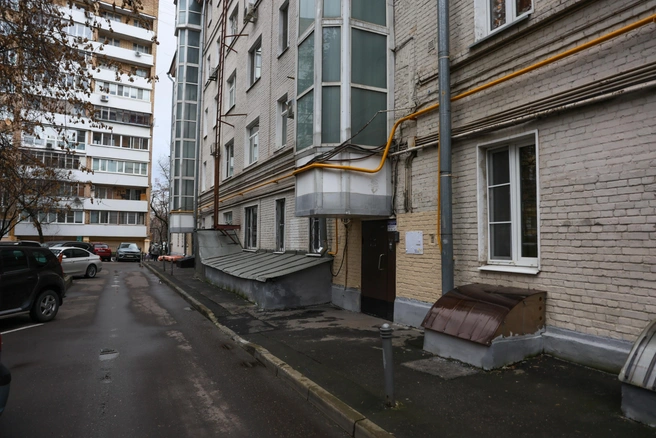 Когда-то, чтобы получить жилье в Хамовниках в таком доме, люди шли на многоступенчатые схемы обмена, потому что купить жилье за деньги было невозможно | Источник: Артем Устюжанин / MSK1.RU