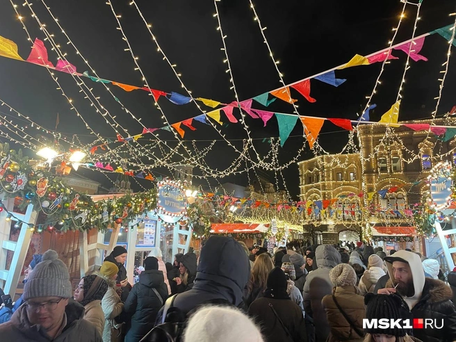 На праздничной ярмарке у ГУМ-катка тоже многолюдно | Источник: Вера Борисова / MSK1.RU