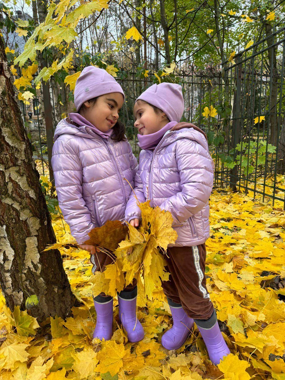 Маро (справа) с сестрой Марьяной | Источник: Маргарита Симоньян из дома / T.me