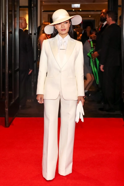 Анна Саваи на Met Gala 2025 | Источник: Copyright © 2025 BACKGRID, Inc.
