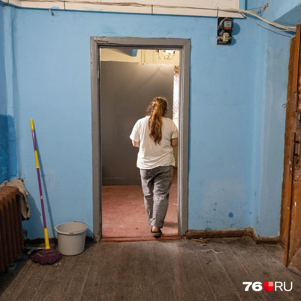 В этом коридоре ремонт сделал один из жильцов за свой счет | Источник: Артем Бауман / 76.RU