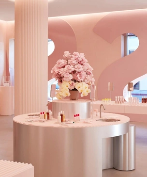 Розовый бутик косметики Glossier в Лос-Анджелесе