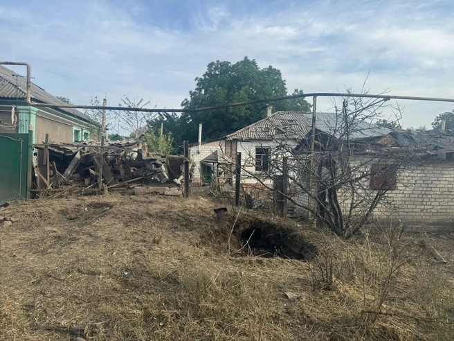 Воронка от прилёта по частному сектору в Красном Луче в ЛНР. Тяжело ранена женщина | Источник: Леонид Пасечник / max.ru