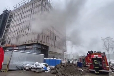 На севере Москвы загорелась стройка: один погиб, шестеро пострадали