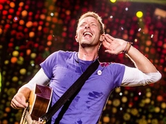 Женатый миллиардер Энди Байрон пришел на концерт Coldplay с любовницей: их объятия крупным планом показал оператор