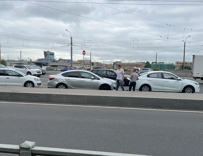 Торопливые водители устроили недоброе утро себе и другим на Английской и Синопской набережных | Источник: «ДТП и ЧП | Санкт-Петербург»