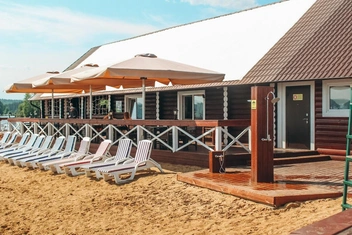 У домиков стоят шезлонги | Источник: Пляжи Перми | Пляж VERDE | Пляж NIKKI BEACH / Vk.ru