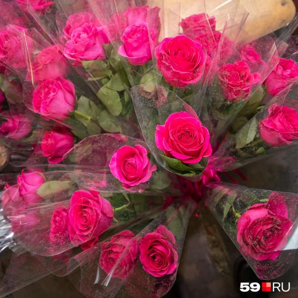 Красоткам подарили цветы в честь 8 Марта | Источник: Василина Любимова / 59.RU 