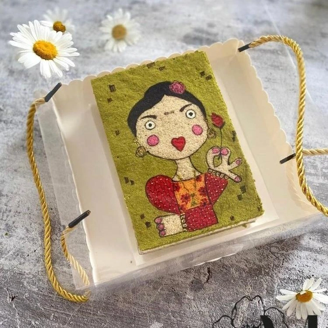 Фрида Кало на мини-тортике | Источник: Маргарита Четина / «Мастерская вкусностей и красоты» / Vk.com