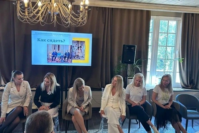 Алтайская девушка открыла школу этикета с учениками из разных стран