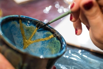 Что такое кинцуги и как это японское искусство лечит разбитое сердце