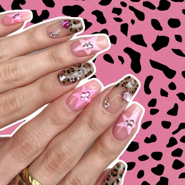 10 ярких маникюров для длинных ногтей на осень 2025 | Источник: theGirl