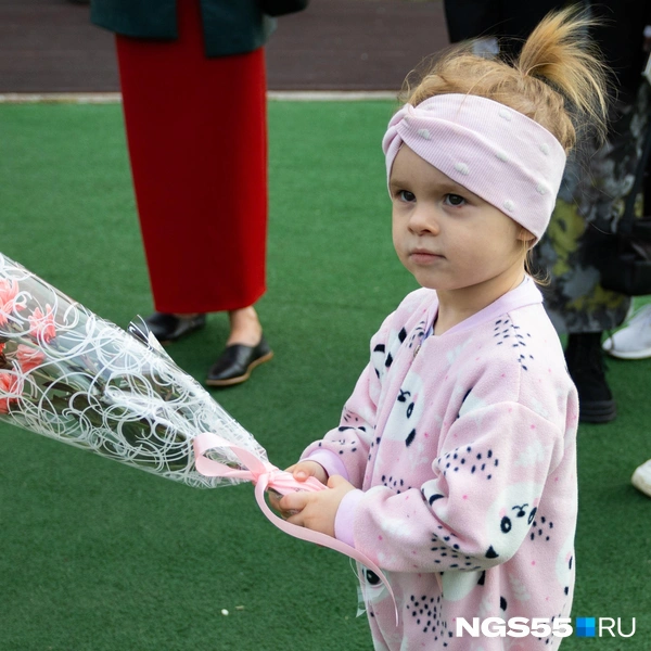 Я хоть и мала, но цветы подарю | Источник: Кирилл Башинский / NGS55.RU