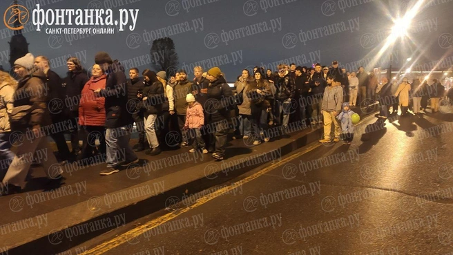 За час до закрытия посмотреть на «Чудо света» в Петербурге всё еще сотни желающих | Источник: Сергей Елгазин