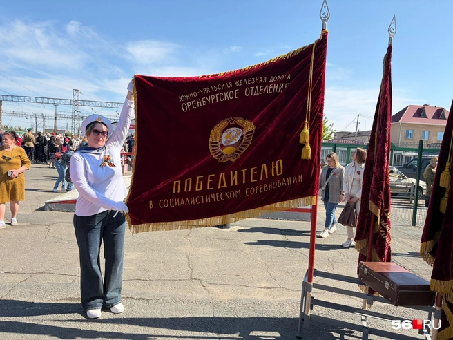 Один из главных экспонатов музея&nbsp;— знамя ЮУЖД из СССР | Источник: Николай Сальников / 56.RU