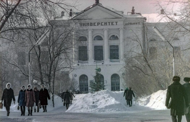 Новогодняя елочка у входа в главный корпус ТГУ (1972–1973 гг.) | Источник: pastvu.com