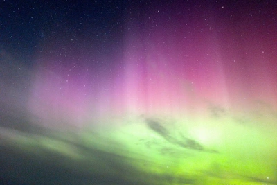 Яркое северное сияние над Омской областью попало на видео