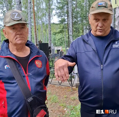 Бойцы пулеметного расчета Царь (слева) и Боцман видели, как погиб Андрей | Источник: Евгений Кошек / E1.RU