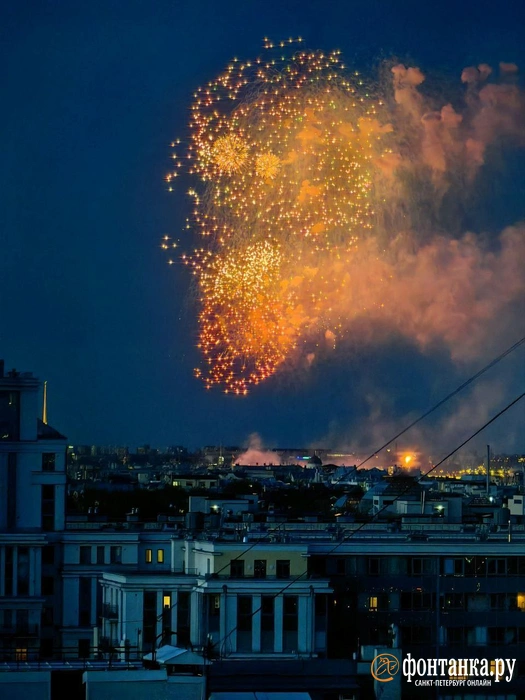 В Петербурге и в Москве начался салют | Источник: Ксения Потеева / «Фонтанка.ру»