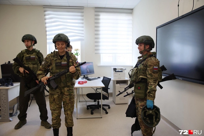 Детям выдали военную форму и оружие | Источник: Ирина Шарова/ 72.RU