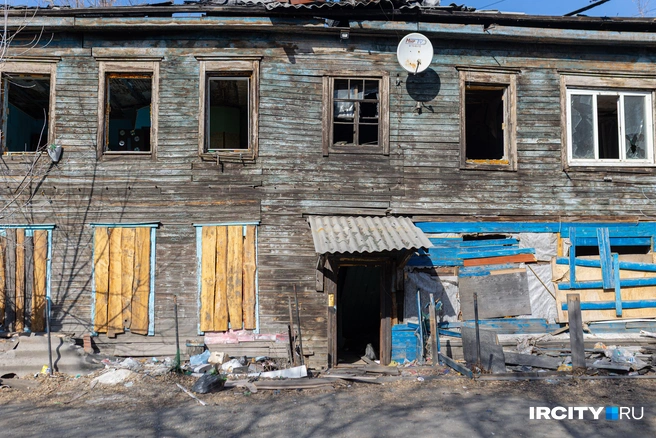 Сейчас нет ни палисадника, ни жильцов, которые за ним ухаживали. Дом расселили после пожара в 2024-м, после этого он еще горел несколько раз | Источник: Даниил Конин / «ИрСити»