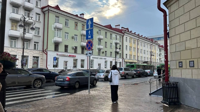 Впрочем, легковушки также стоят в заторе | Источник: 72.RU