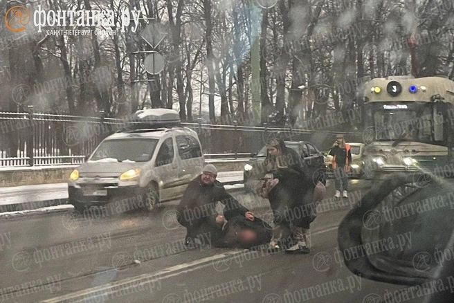 Автомобиль сбил пешехода у Михайловского замка | Источник: читатель «Фонтанки»