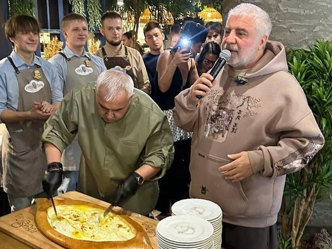 Сосо Павлиашвили выступает с речью перед гостями ресторана | Источник: Стас Соколов / NGS.RU
